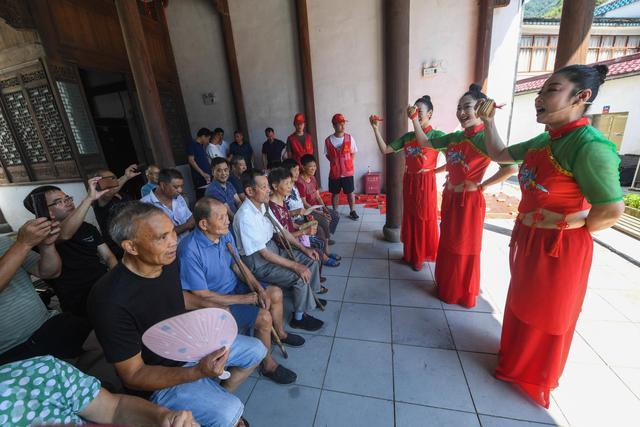 組建基層廉政文藝宣傳隊,創(chuàng)作了小品表演,快板小段,歌舞朗誦,書法畫作